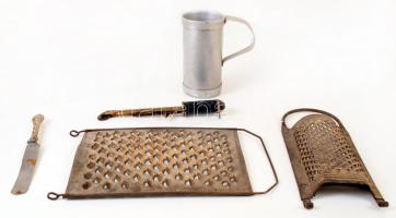 Régi háztartási eszközök, benne kés, nokedli szaggató, reszelő, 5 dl-es kimérő edény, összesen: 5 db