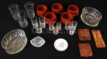 Vegyes bolha tétel, benne: üvegtálkák (3db), pálinkás poharak (9db), boros poharak (3db), kerámia poharak (5db), kerámia fali díszek városképekkel (4 db), összesen: 24 db