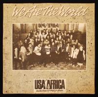 1985 We are the World USA aid for Africa a fellépők által dedikált lemezborító többek között Tina Turner, Kenny Rogers, Paul Simon, La Toya, Randy és Tito Jackson, Bruce Sprinsteen, Kim Cames, Bob Dylan... /  1985 Autograph signed LP cover by the artist of USA Aid For Africa