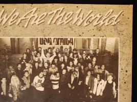 1985 We are the World USA aid for Africa a fellépők által dedikált lemezborító többek között Tina Tu...