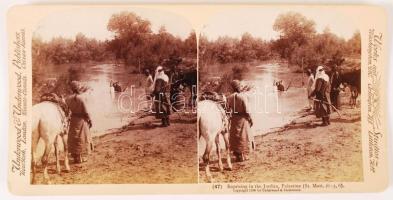 1896 Keresztelés a Jordánban, sztereófotó, apró sérölésekkel, 18x9 cm / Baptising in the Jordan, Palestina, 18x9 cm