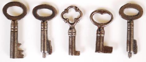 5 db régi kisméretű kulcs, h: 3 cm
