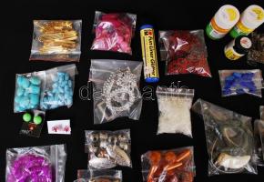 Cipősdoboznyi ékszer és ékszeralkatrész, hobbikellék (fülbevaló, nyaklánc, gyöngy, ruhafesték, stb.)