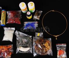 Cipősdoboznyi ékszer és ékszeralkatrész, hobbikellék (fülbevaló, nyaklánc, gyöngy, ruhafesték, stb.)