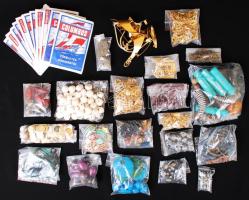 Cipősdoboznyi ékszer és ékszeralkatrész, hobbikellék (táska- és cipőkellék, gyöngy, ruhafesték, stb.)