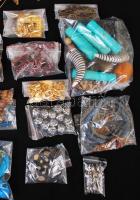 Cipősdoboznyi ékszer és ékszeralkatrész, hobbikellék (táska- és cipőkellék, gyöngy, ruhafesték, stb....