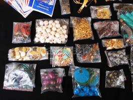 Cipősdoboznyi ékszer és ékszeralkatrész, hobbikellék (táska- és cipőkellék, gyöngy, ruhafesték, stb....