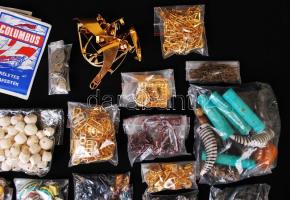 Cipősdoboznyi ékszer és ékszeralkatrész, hobbikellék (táska- és cipőkellék, gyöngy, ruhafesték, stb....