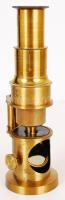 Régi réz mikroszkóp csipesszel, üveglemezekkel, fa tárolódobozban, h: 15 cm /
Vintage microscope, 15...
