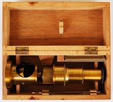 Régi réz mikroszkóp csipesszel, üveglemezekkel, fa tárolódobozban, h: 15 cm /
Vintage microscope, 15...