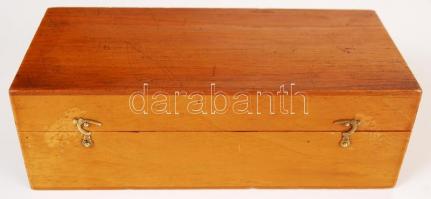 Régi réz mikroszkóp csipesszel, üveglemezekkel, fa tárolódobozban, h: 15 cm /
Vintage microscope, 15...