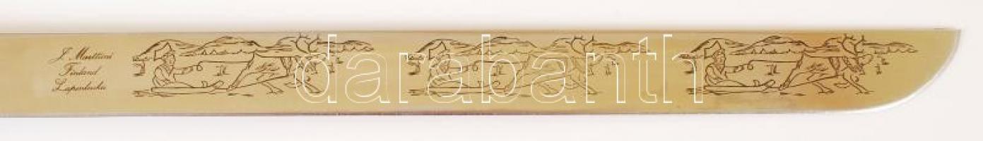 Marttini finn bozótvágó, díszített pengével, gravírozott, topolyagyökér markolattal, bőr hüvelyben, ...