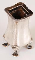 cca 1930 Angol ezüst (Ag) mini vázácska, jelzett, m: 5,5 cm, 22,4 g /
Silver mini vase, 5,5 cm, 22,4...