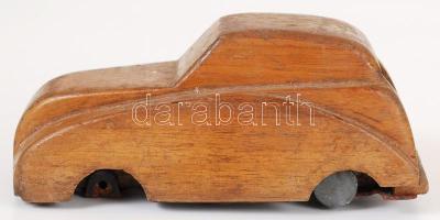 A Lemezárugyár által gyártott régi kisautó fa burkolattal, 12x5 cm