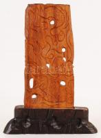 Kínai motívumokkal díszített fafaragvány, m: 26 cm