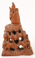"Hegyen ülő férfi", japán stílusú fafaragvány, m: 22 cm