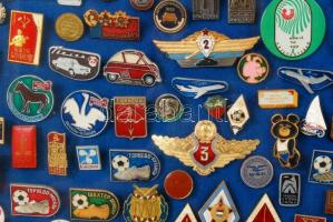 kb 350db-os magyar és külföldi kitüntetés, jelvény gyűjtemény főleg a szocialista időszakból, 65x62c...