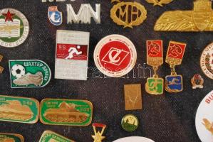 kb 350db-os magyar és külföldi kitüntetés, jelvény gyűjtemény főleg a szocialista időszakból, 65x62c...