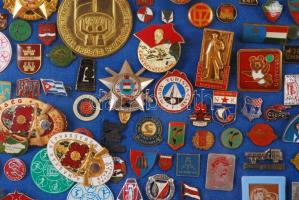 kb 350db-os magyar és külföldi kitüntetés, jelvény gyűjtemény főleg a szocialista időszakból, 65x62c...