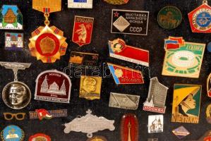 kb 350db-os magyar és külföldi kitüntetés, jelvény gyűjtemény főleg a szocialista időszakból, 65x62c...