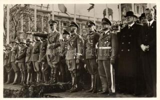 Der feierliche Abschluss der Wiener Besuches des Führers / Himmler, Adolf Hitler, Arthur Seyss-Inquart; NS propaganda.