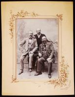 cca 1890 Pipáázó, szivarozó urak. Fotó, díszes háttérrel 22x28 cm