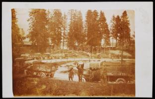 1916 K.u.k leichte Kraftwagenkolonne, gépkocsioszlop pihenője, hátoldalon feliratozva, fotólap, 14x9 cm / 1916 K.u.k leichte Kraftwagenkolonne, military photo from the world war I., 14x9 cm