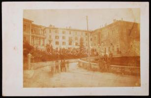 1916 K.u.k leichte Kraftwagenkolonne, katonák a  kászárnyánál, hátoldalon feliratozva, fotólap, 14x9 cm / 1916 K.u.k leichte Kraftwagenkolonne, military photo from the world war I., 14x9 cm