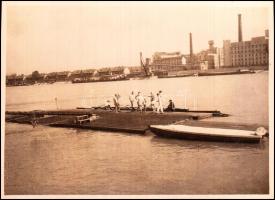 cca 1940 Bp., Sportolók a Margitszigeten, háttérben az angyalföldi Erzsébet Gőzmalommal, 11x8 cm