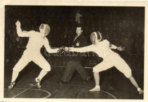 Nemzetközi női törvivó verseny a Sportcsarnokban 'Képzőművészeti Alap' / International female fencing competition in Budapest (kis szakadás / small tear)