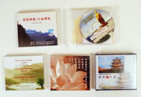 13 db CD/DVD lemez, buddhista tanítások kínai nyelven. / Buddhist teachings in Chinese, 13 CDs and DVDs.