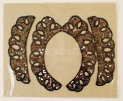 Csipke gallér és kézelő.