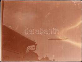 1931 Bp. Zeppelin léghajó a Szövetség utca 3. szám felől felvéve / Zeppelin over Budapest 12x9 cm