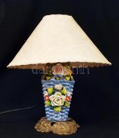 Rózsákkal, apró virágokkal díszített porcelán lámpa, lámpaernyővel, virágokon apró lepattanásokkal, jelzés nélkül, m: 34 cm