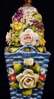 Rózsákkal, apró virágokkal díszített porcelán lámpa, lámpaernyővel, virágokon apró lepattanásokkal, ...