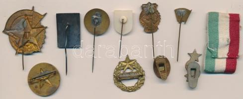 10db vegyes szocialista jelvény és kitűző, zománcozott darabokkal, közte "MSZP", "MKP...