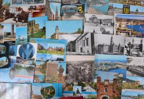 Egy nagy doboznyi MODERN magyar és külföldi városképes lap pár nagy méretű lappal; sok román, jugoszláv, csehszlovák / A big box of modern Hungarian and foreign town-view postcards with some big size cards; many Romanian, Yugoslavian, Czechoslovakian