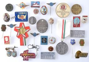 Zacskónyi vegyes magyar és külföldi jelvény, főleg szocialista és modern darabok, közte zománcozottak is T:vegyes