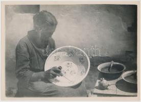 cca 1935 Kerny István (1879-1963): Tatai fazekas felesége írókával díszíti a tálat, pecséttel jelzett vintage fotó, 22x17cm
