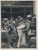 cca 1925 Kerny István (1879-1963): Matyó bál Mezőkövesden, pecséttel jelzett vintage néprajzi fotó, 24x18 cm