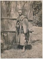 cca 1920 Kerny István (1879-1963): Juhász cifraszűrben, pecséttel jelzett vintage néprajzi fotó, 24x17 cm