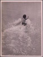 cca 1935 Kinszki Imre (1901-1945): Ugrás a vízbe, pecséttel jelzett vintage fotóművészeti alkotás, 13x17 cm