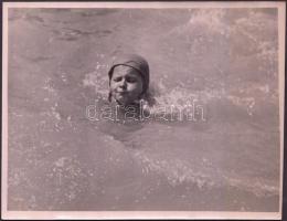 cca 1935 Kinszki Imre (1901-1945): Brrr, de jó! Pecséttel, aláírással jelzett vintage fotóművészeti alkotás, 13x17 cm