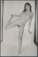 cca 1970 Egyensúlyos helyzetben, finoman erotikus fénykép, 14x9 cm / cca 1970 Erotic photo, 14x9 cm