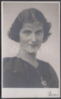 cca 1920 Veres (Budapest): Anna főhercegnő műtermi portréja, fotólap, 13,5x8,5 cm