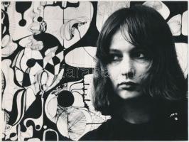 cca 1970 Csatári János: G. I. rajzoló, feliratozott vintage fotóművészeti alkotás, 18x24 cm