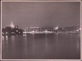 cca 1935 Kern: Budapest éjszakai panorámája a Margit hídról, pecséttel jelzett, feliratozott, 17x24 cm