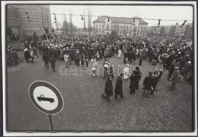 cca 1980 Tömeg a téren, jelzés nélküli fotóművészeti alkotás, 13x18 cm