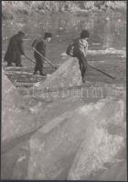 cca 1950 Krisch Béla: Zajló jégtáblák között, jelzés nélküli vintage fotó a szerző hagyatékából, 23x16 cm