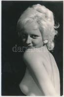 cca 1970 Kacér kislány huncut tekintete, finoman erotikus fénykép, 14x9 cm / cca 1970 Erotic photo, 14x9 cm